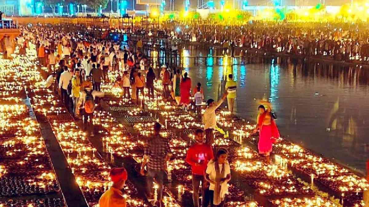 रामनगरी में फिर बना वर्ल्ड रिकॉर्ड: 1 हजार 121 लोगों ने एक साथ की सरयू आरती, 25.12 लाख दीये से जगमगाई अयोध्या