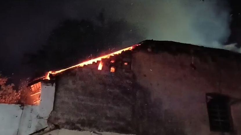 BIG BREAKING: दंतेश्वरी मंदिर परिषर में लगी आग, दमकल की गाड़ियां आग बुझाने में जुटीं