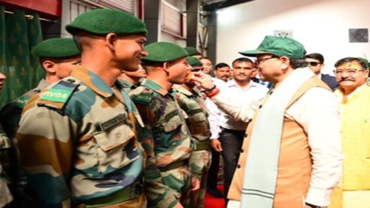 ‘परिवार से दूर रहना कर्तव्य और निष्ठा की…’ CM धामी ने जवानों के साथ मनाई दिवाली, मिठाई खिलाकर दी शुभकामनाएं