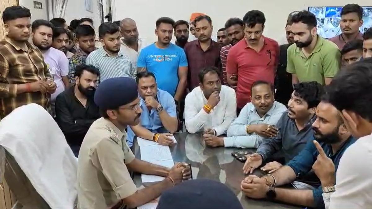 रात 2 बजे भाजपा कार्यकर्ताओं ने घेरा थानेः ASI को लाइन अटैच की मांग की जिद पर अड़े रहे, जानें क्या है मामला
