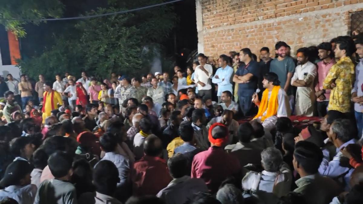 नशा करने और बेचने वालों का होगा सामाजिक बहिष्कारः बागेश्वरधाम के धीरेंद्र शास्त्री ने ग्रामीणों को दिलाई शपथ