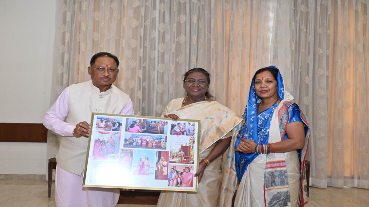 राष्ट्रपति को बहुत पसंद आया इंस्टेंट एल्बम और फोटो फ्रेम का तोहफा, कहा- मुख्यमंत्री के परिवार ने परंपरागत नैतिक मूल्यों पर विश्वास जताया