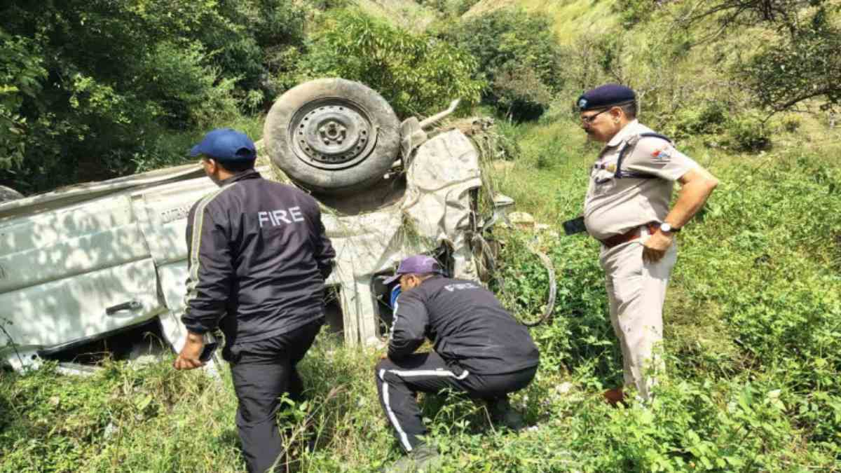 काल की गाल में समाई 3 जिंदगियां: अनियंत्रित होकर पहाड़ी से गिरी कार, तीनों ने मौके पर तोड़ा दम