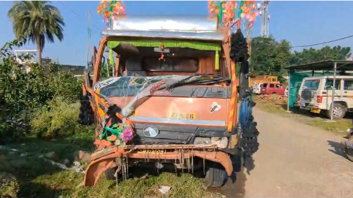 MP भीषण सड़क हादसे में तीन मौतः देर रात बाइक सवार युवक मालवाहक वाहन से जा भिड़े, मौके पर तोड़ा दम