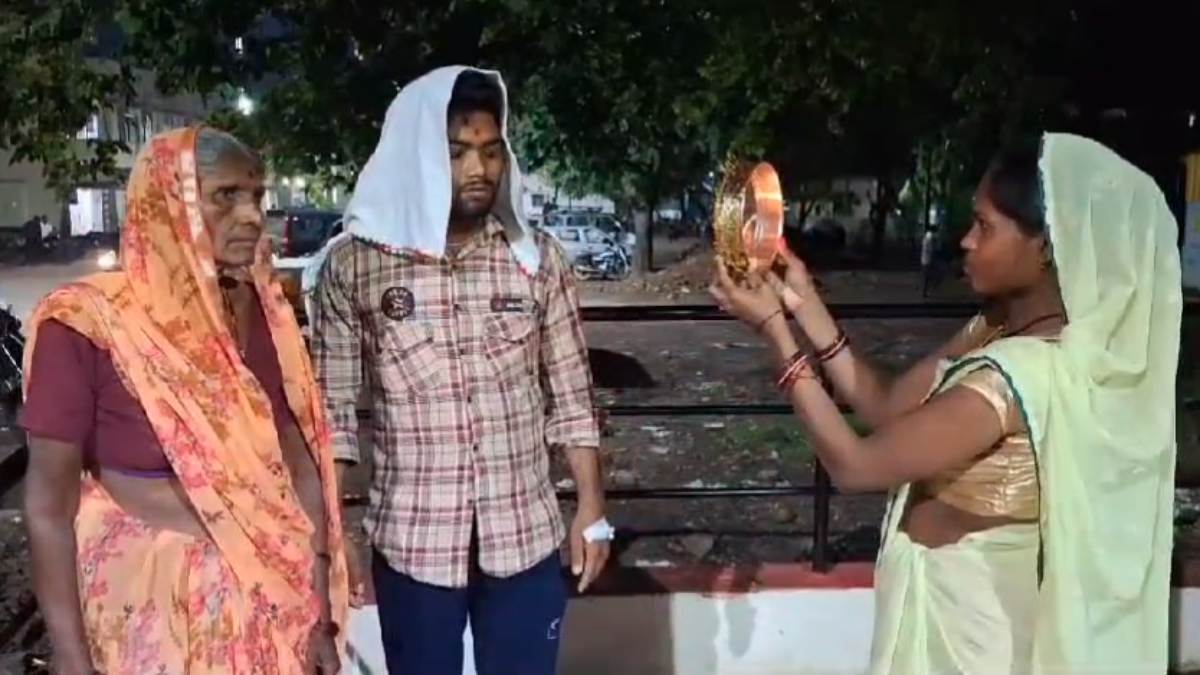 एक करवा चौथ ऐसा भी… बीमार पति अस्पताल में भर्ती, सुहाग की लंबी आयु के लिए पत्नी ने रखा व्रत, पूजा करने पहुंची हॉस्पिटल, देखें VIDEO