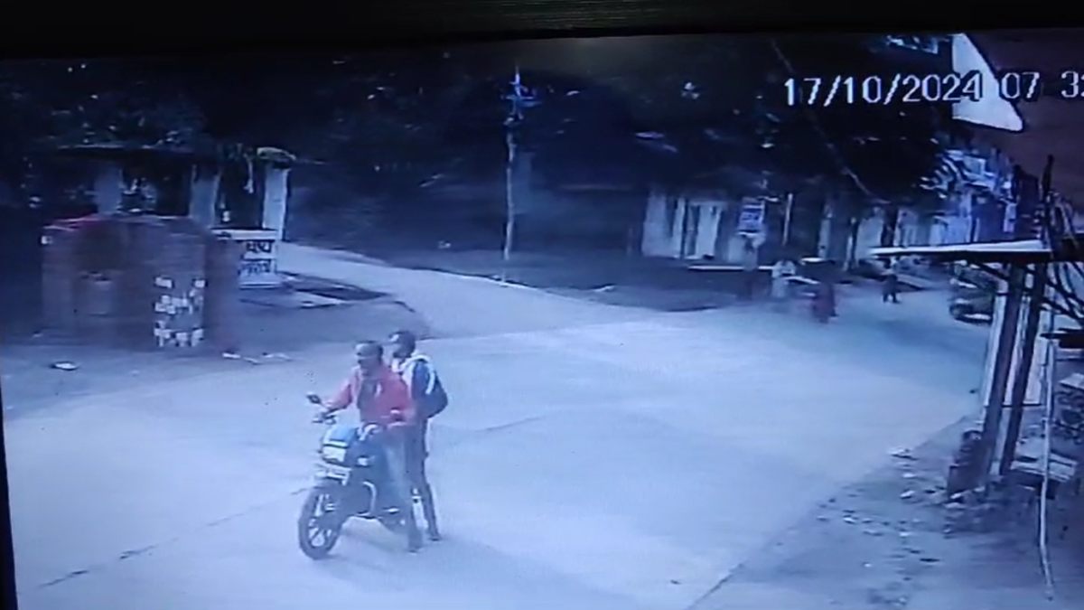 फरार हिस्ट्रीशीटर की दबंगईः दो बदमाश ने पिस्टल लहराकर फैलाई दहशत, करतूत सीसीटीवी कैमरे में कैद