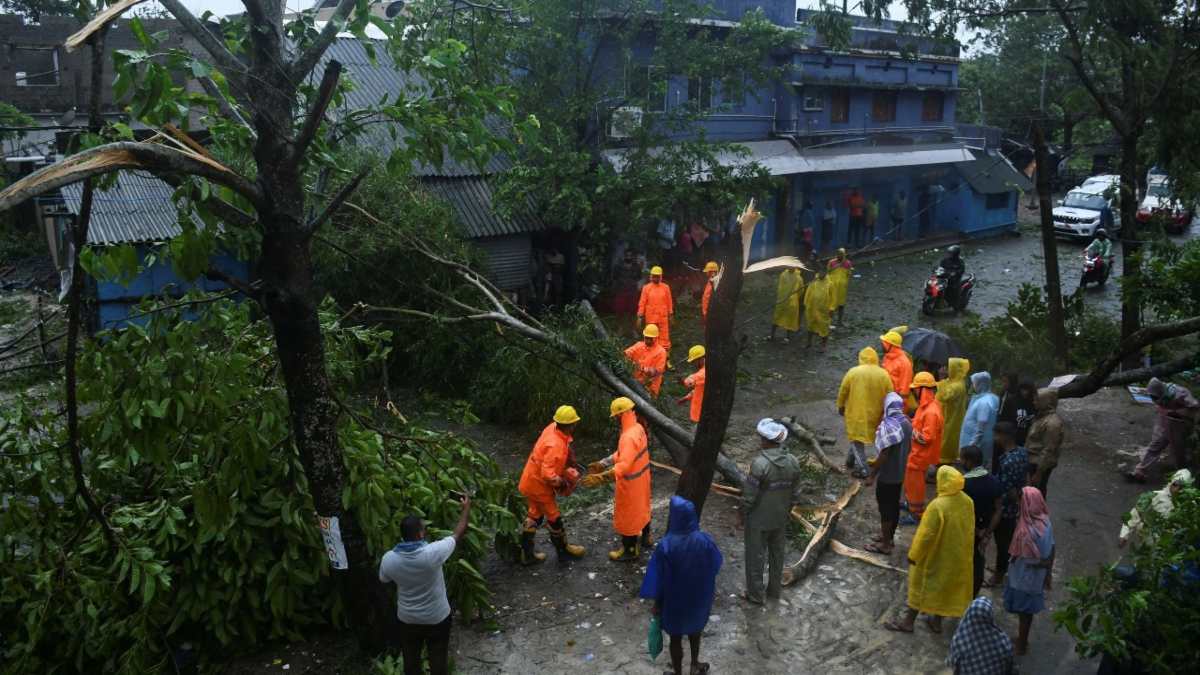 Impact of Cyclone Dana: ओडिशा में चक्रवात दाना ने मचाई तबाही, मकान, सड़कों, फसलों और बिजली के खंभों को हुआ भारी नुकसान, देखें वीडियो…