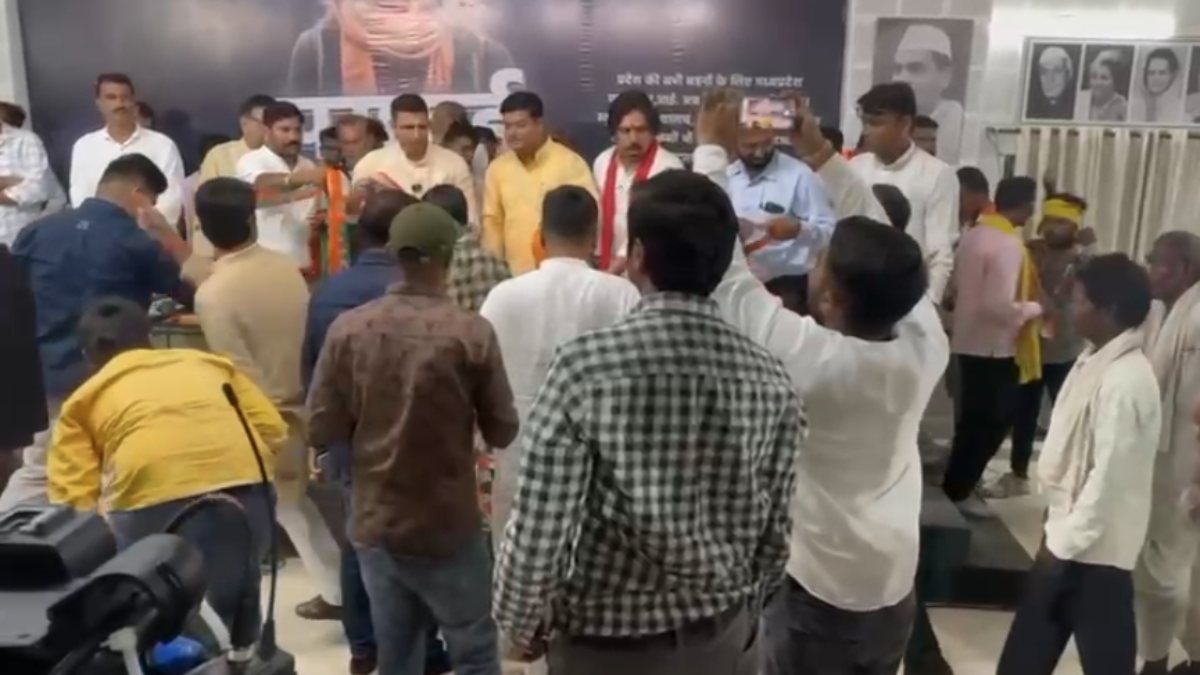 MP: गोंगपा के 200 कार्यकर्ताओं ने कांग्रेस का थामा हाथ, जीतू पटवारी ने दिलाई सदस्यता