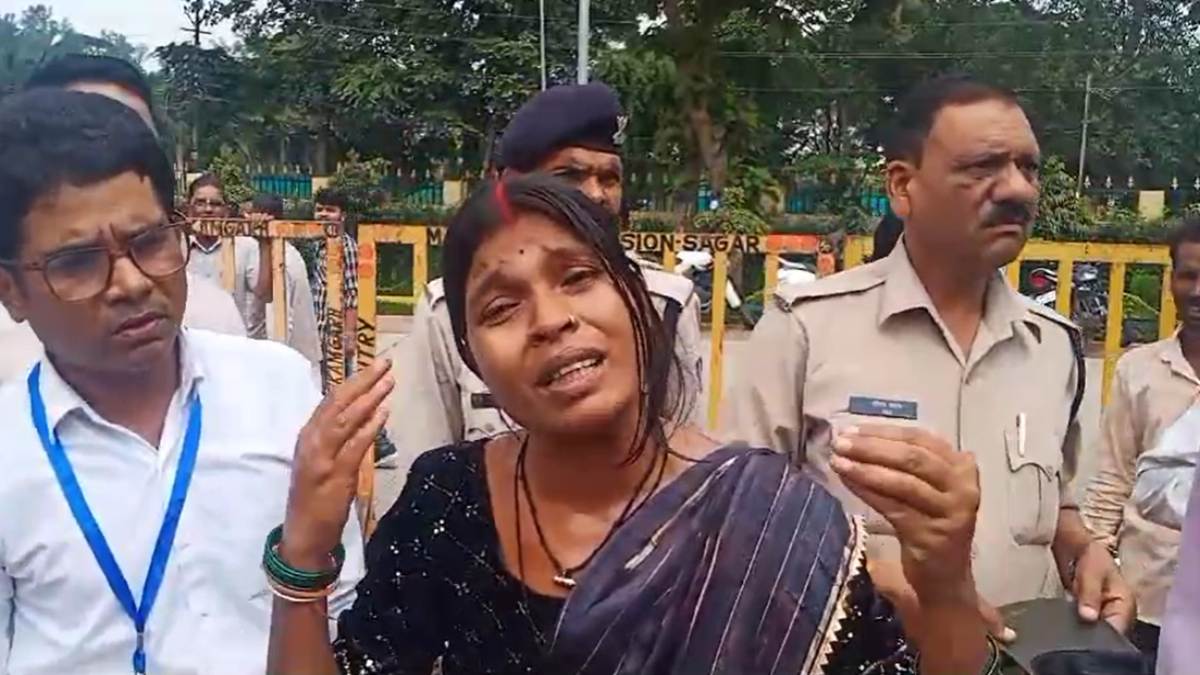 बड़ी खबरः कलेक्टर जनसुनवाई में आत्महत्या का प्रयास, महिला ने खुद पर उड़ेला केरोसिन, इस काम के लिए लगा रही चक्कर