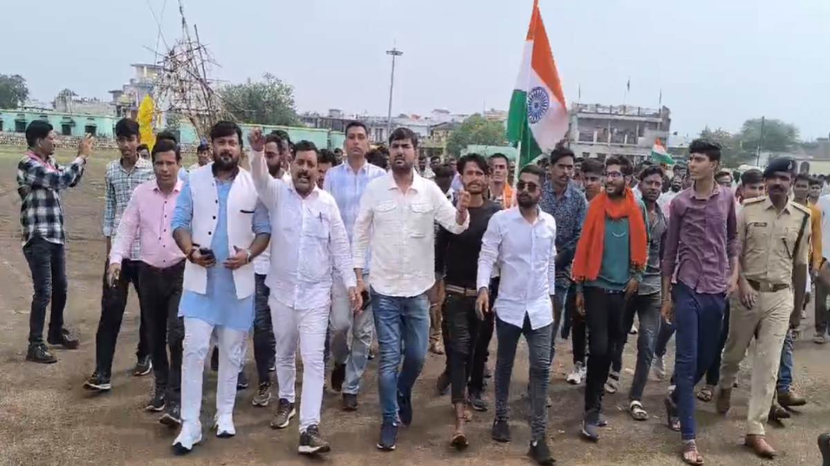 तिरंगा यात्रा को रोका: 11 सूत्री मांगों को लेकर अखंड हिंदू वाहिनी व करणी सेना के कार्यकर्ता जा रहे थे भोपाल