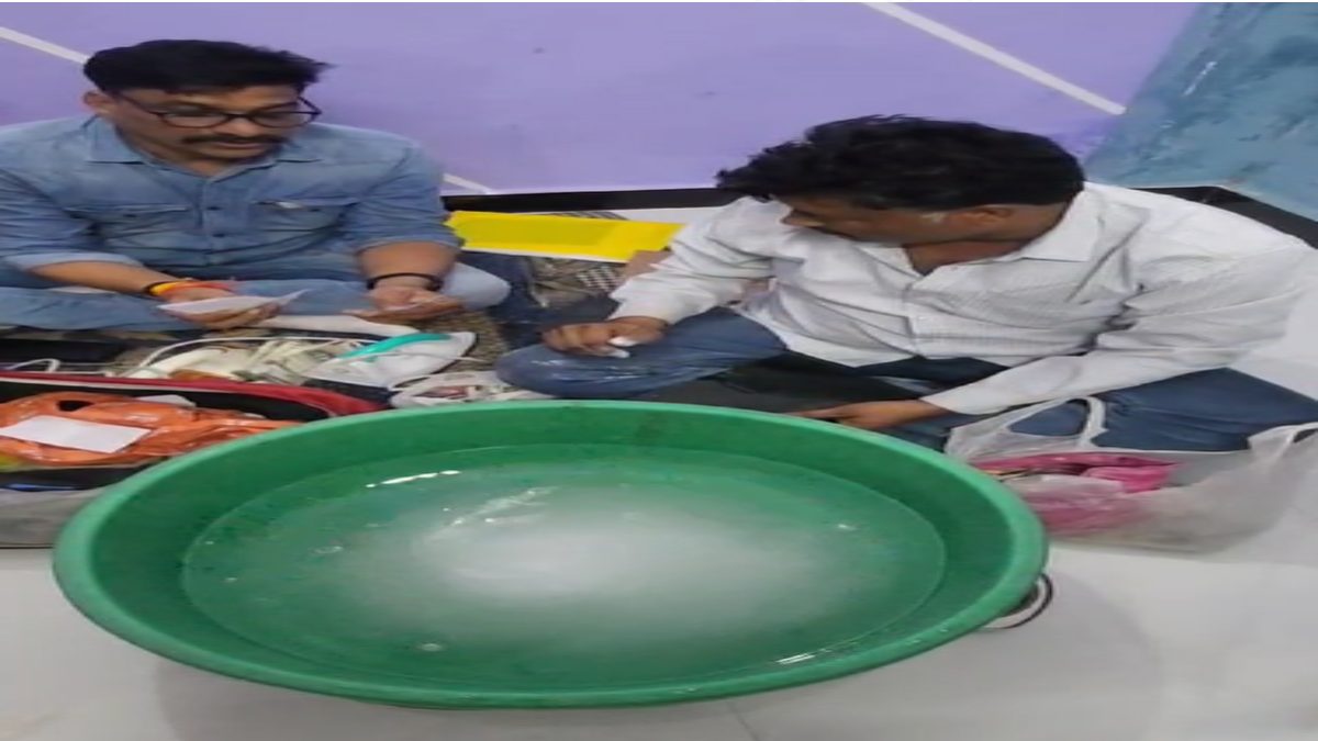 नकली नोट बनाने का लालच देकर ठगी का वीडियोः 9 लाख के खर्च पर 85 लाख का नोट देने का दिया था झांसा, हाथ की सफाई से बनाकर दिखाया नोट