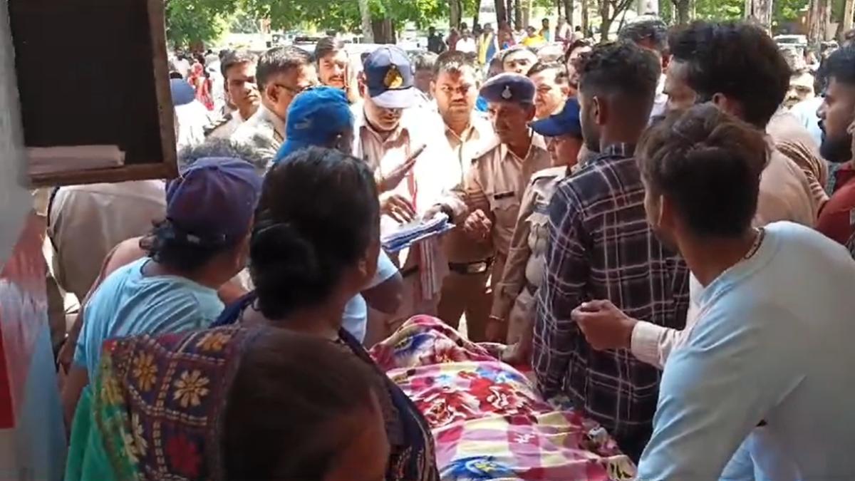 मेडिकल कॉलेज अस्पताल में मरीज की मौत पर हंगामाः डायलिसिस के बाद मरीज ने तोड़ा दम, जांच के लिए टीम गठित