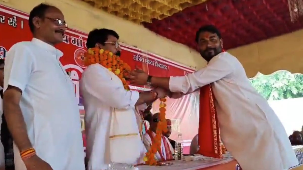 थप्पड़ कांड: BJP विधायक की पिटाई करने वाले वकील को करणी सेना ने किया सम्मान