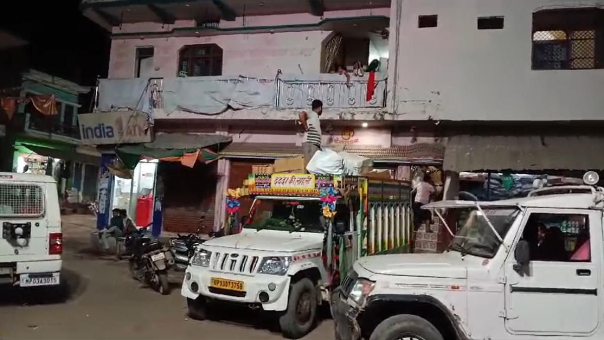 पुलिस की बड़ी कार्रवाईः बीजेपी नेता के घर से लाखों के पटाखे बरामद, दो मालवाहक वाहन से पहुंचाया सुरिक्षत स्थान