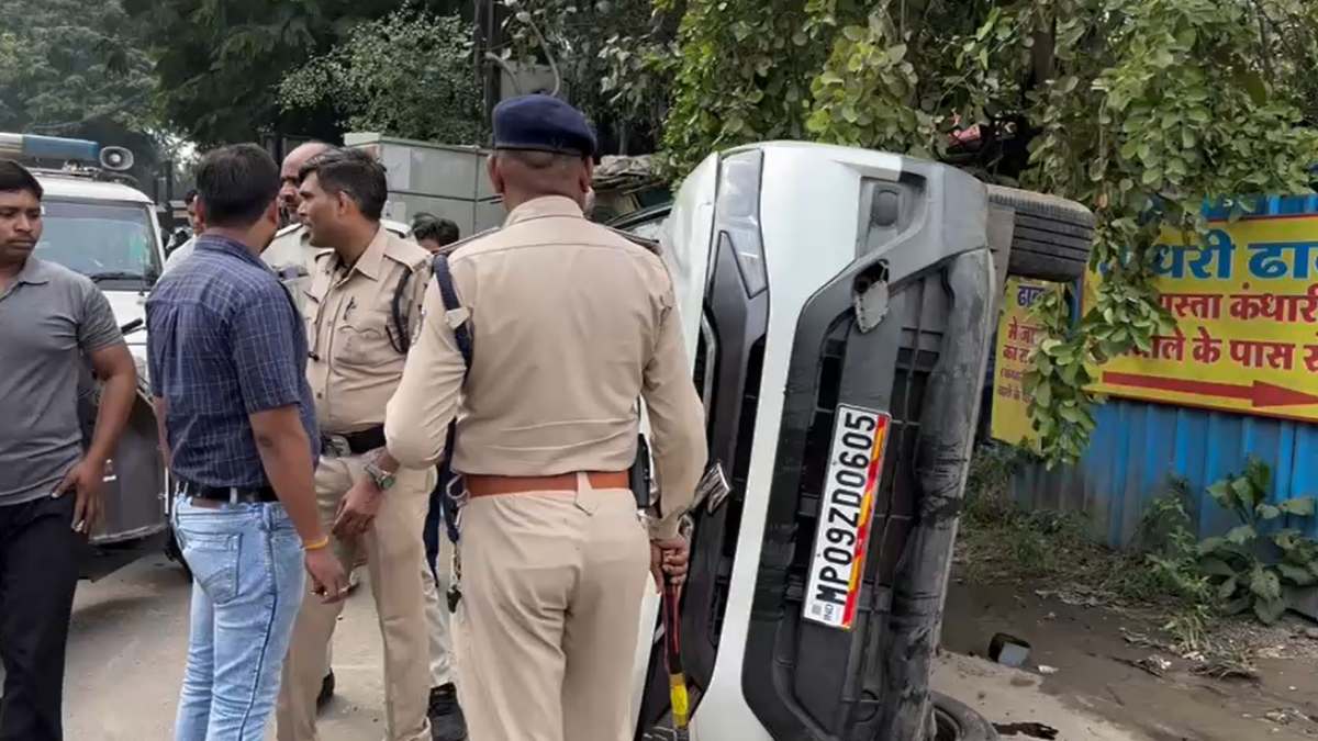 इंदौर में हिट एंड रन का मामलाः कैफे संचालक ने फुटपाथ पर खाना खा रहे पति पत्नी को कुचला, दोनों गंभीर