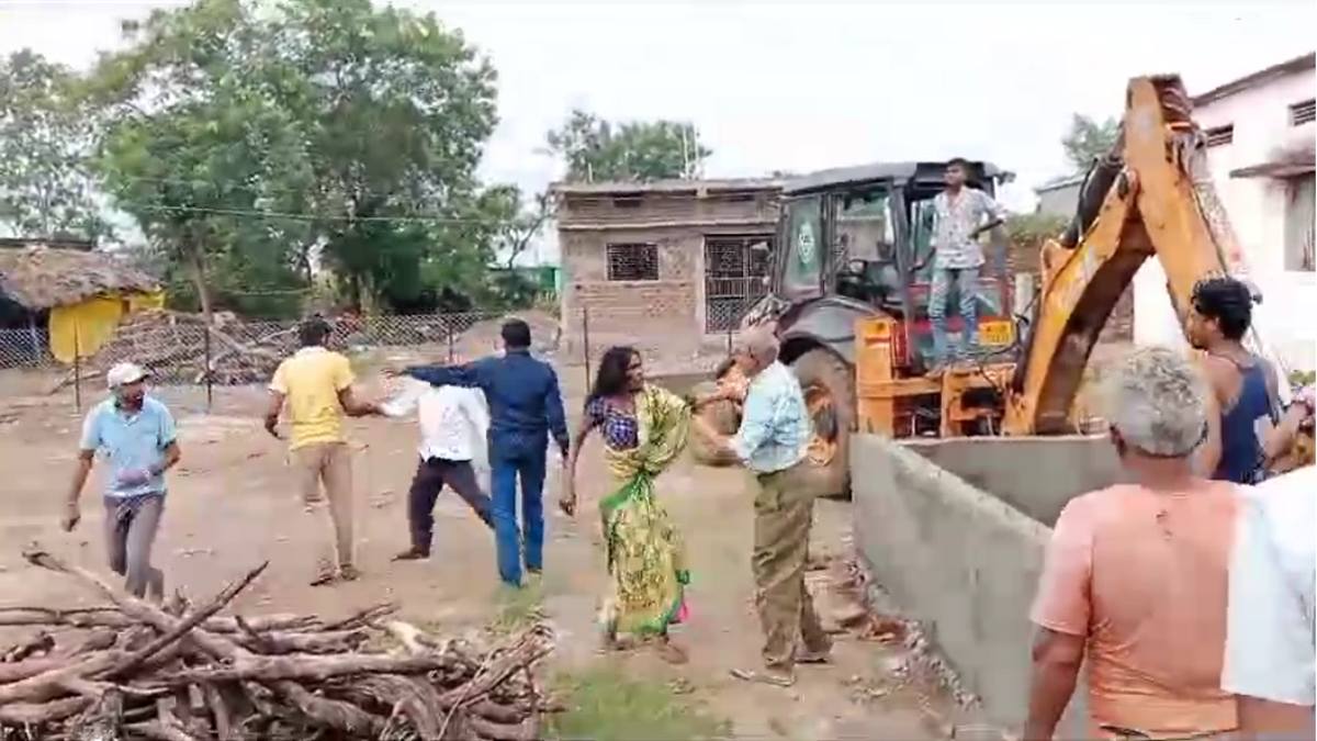 महिला और जनपद पंचायत सदस्य के बीच हाथापाईः शौचालय तोड़ने को लेकर विवाद, दोनों पक्ष के खिलाफ मामला दर्ज, वीडियो वायरल