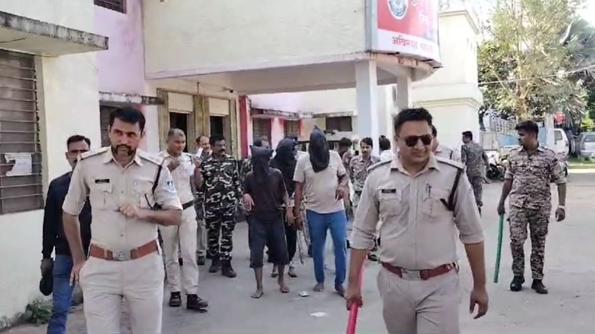 हत्या के आरोपियों का पुलिस ने निकाला जुलूसः ‘अपराध करना पाप है पुलिस हमारी बाप हैं’ के नारे लगवाए