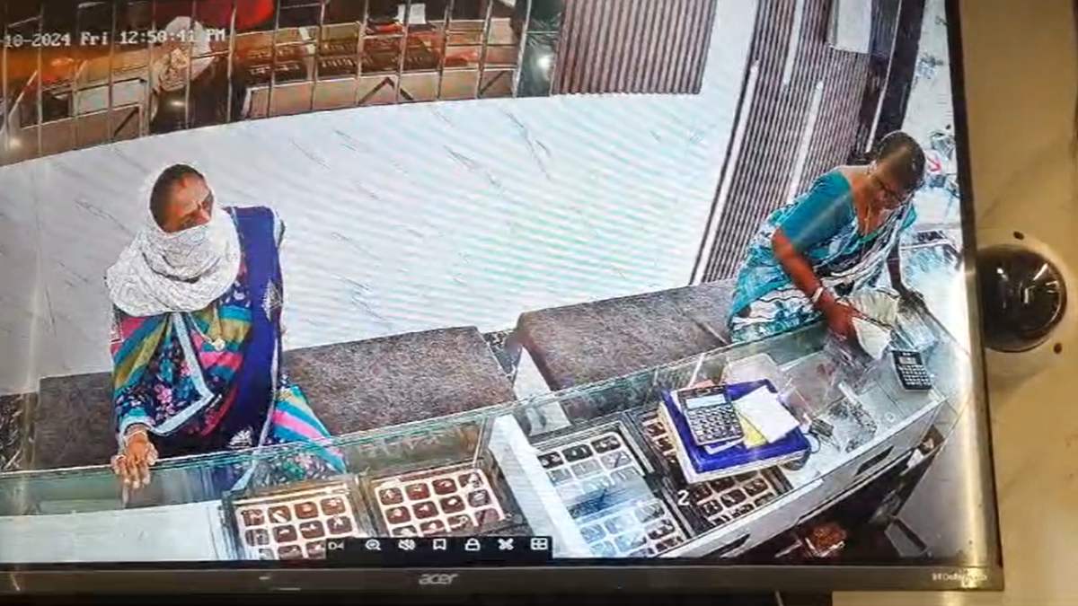 ज्वेलरी दुकान में दो महिलाएं सोने चांदी के जेवर चुराते सीसीटीवी में कैदः पुलिस तलाश में जुटी