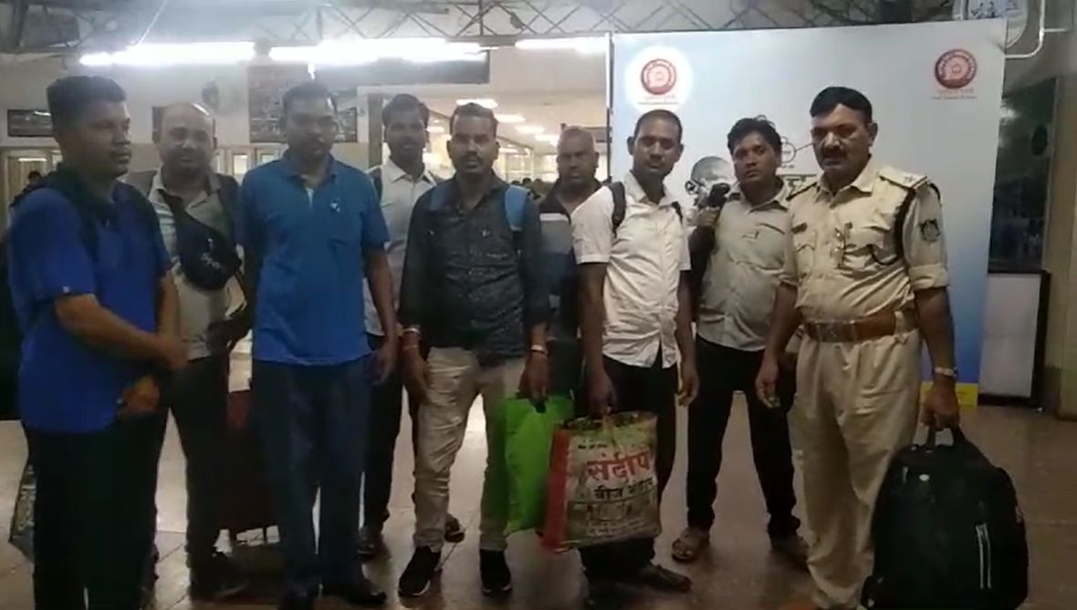 नेपाल में फंसे MP के श्रद्धालु पहुंचे भारतः डिंडोरी जिला प्रशासन की टीम 7 लोगों को लेकर गोरखपुर पहुंची, सभी गए थे भगवान पशुपति के दर्शन को