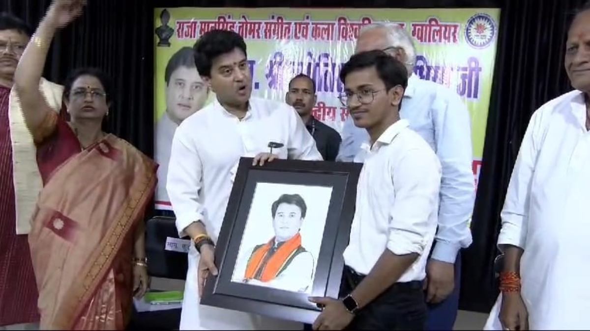 ग्वालियर के संगीत और कला विश्वविद्यालय पहुंचे सिंधिया, स्टूडेंट्स ने दी अद्भुत प्रस्तुतियां, बोले- यूनिवर्सिटी को ऊंचाइयों पर लेकर जाना हमारा कर्तव्य
