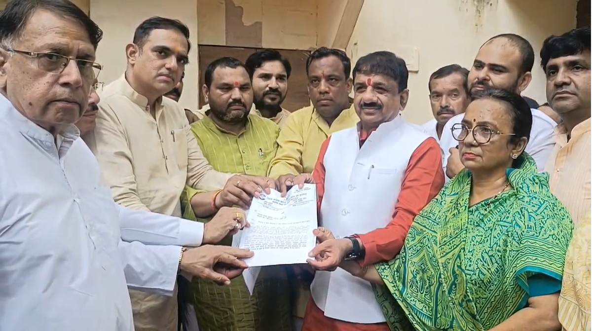 बेटी बचाओ अभियान के तहत कांग्रेसियों ने भोपाल सांसद को सौंपा ज्ञापन, आलोक शर्मा ने कहा- महिलाओं पर राजनीति नहीं होनी चाहिए