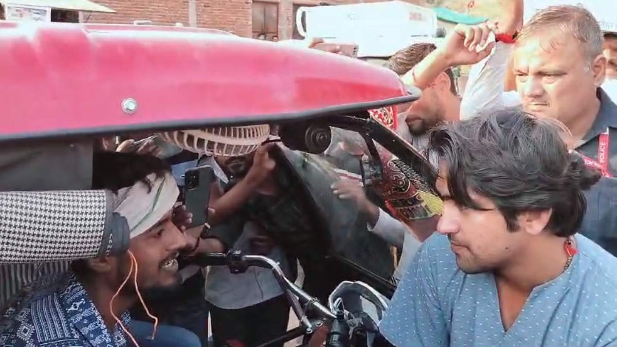 ‘आज विनती की कल गिनती करेंगे’, पं. धीरेंद्र शास्त्री ने विशेष समुदाय के ई-रिक्शा चालक को रोका, फिर दे दी ये हिदायत
