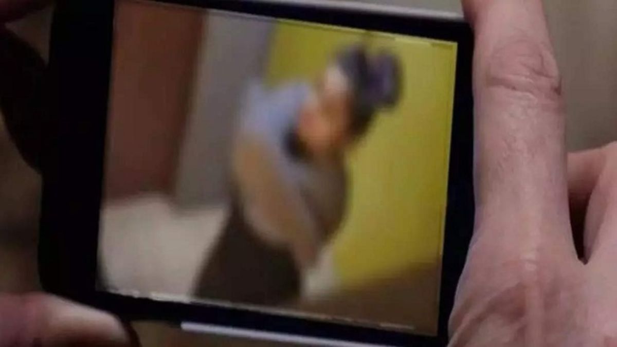 हसीना के हुस्न से जरा बचके! लड़के के VIDEO कॉल रिसीव करते ही लड़की ने उतारे कपड़े, ब्लैकमेलिंग कर लूटे पैसे, फिर…