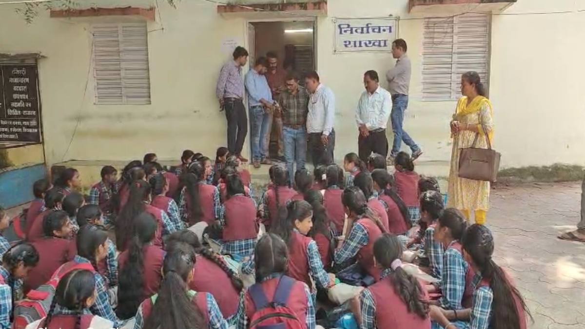 शिक्षक के ट्रांसफर से छात्राओं में नाराजगी, तबादला रुकवाने धरने पर बैठीं, SDM को सौंपा ज्ञापन