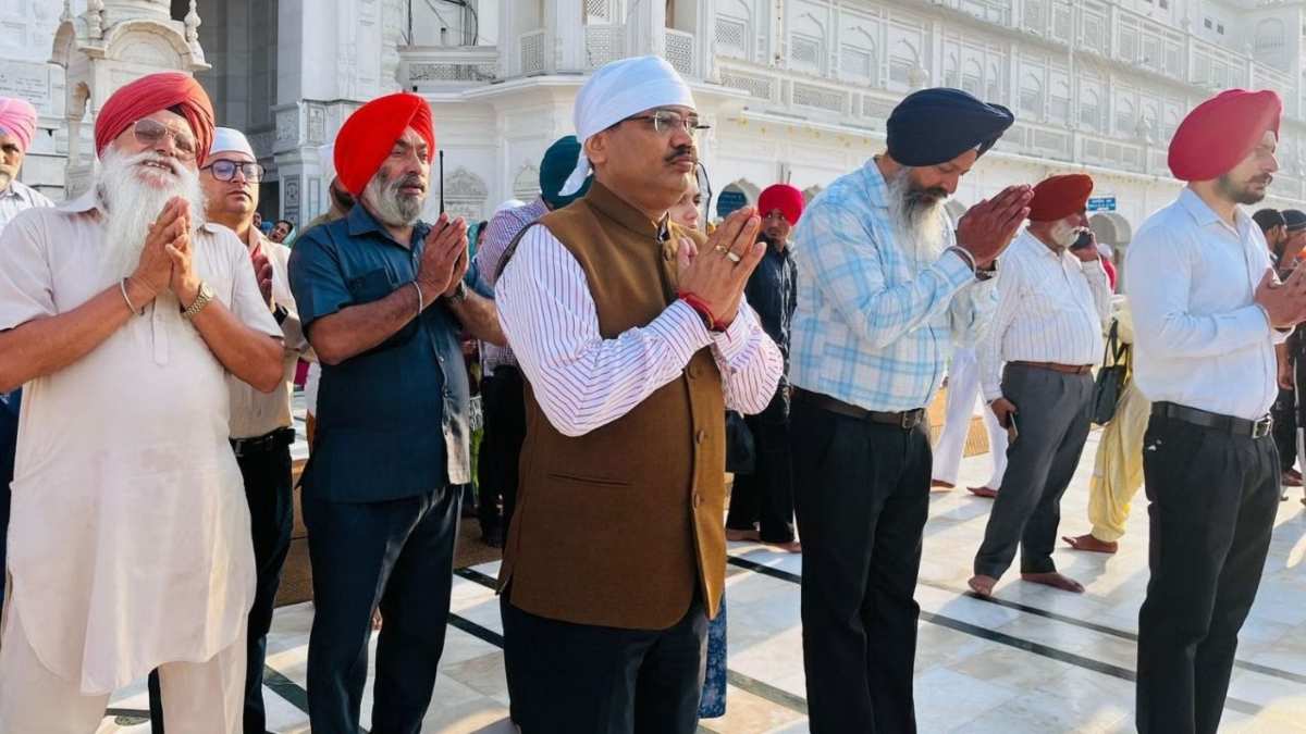 Punjab News: मुख्य सचिव केएपी सिन्हा ने श्री दरबार साहिब में टेका मत्था…