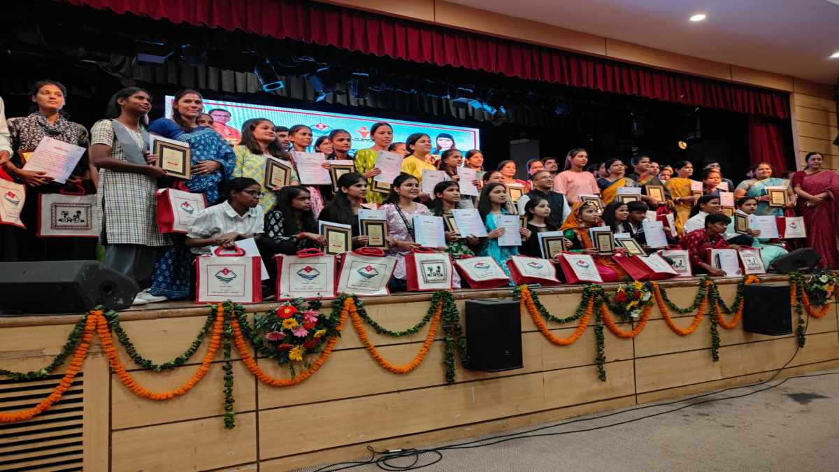 Uttarakhand News: दिव्यांग बच्चों को किया गया सम्मानित, मंत्री रेखा आर्या ने सभी से की बातचीत