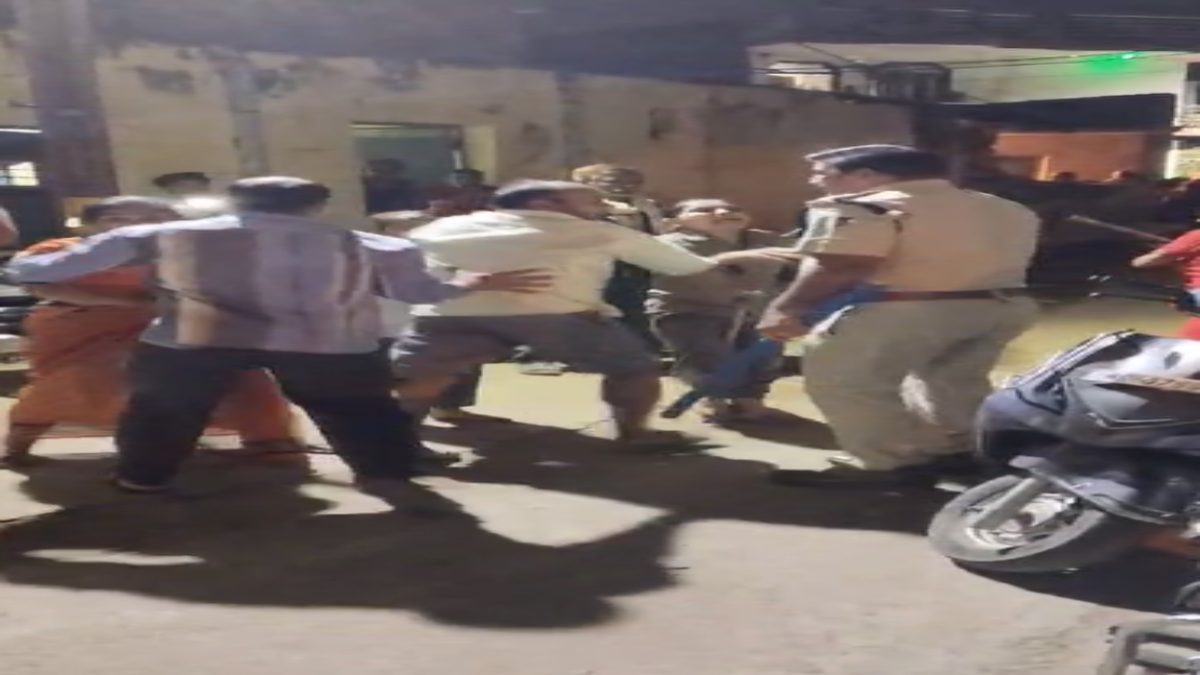 मंदिर का विवाद सुलझाने गई पुलिस पर हमला: मां, बेटा और बेटी ने मिलकर की मारपीट, एसआई को आई चोट