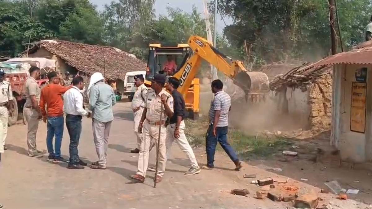 गरीबों के आशियाने पर चला बुलडोजर: हाईकोर्ट के निर्देश पर कई मकान जमीदोंज, जानिए कार्रवाई की वजह
