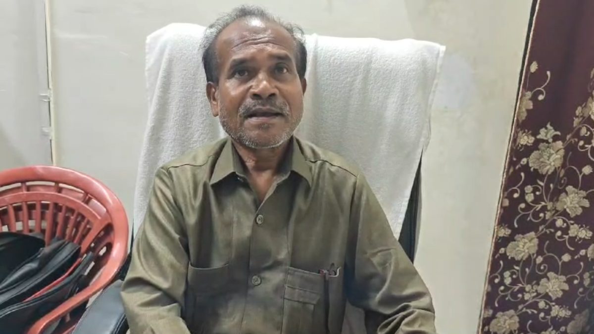 DEO पर गिरी निलंबन की गाज, कमिश्नर ने की कार्रवाई, जानिए क्या है पूरा मामला