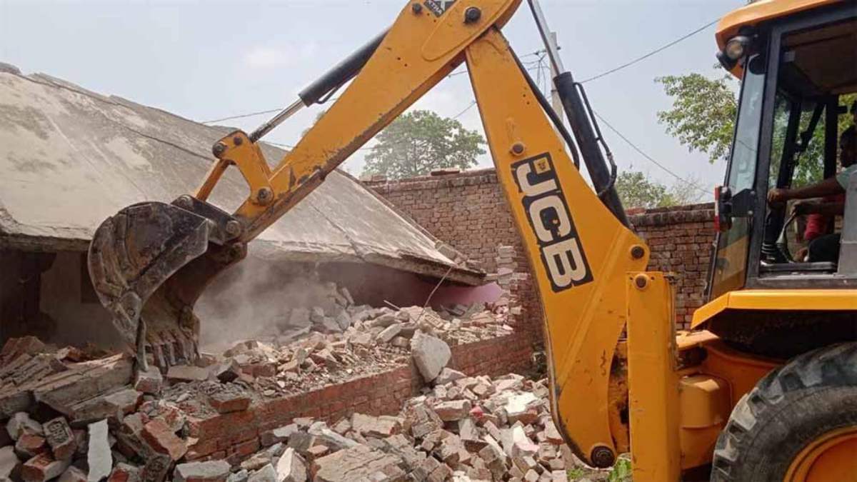 ‘बाबा’ का बुलडोजर तैयार है! बहराइच हिंसा के मुख्य आरोपी के घर चलेगा Bulldozer, घर में नोटिस चस्पा, जानिए कब होगी कार्रवाई…