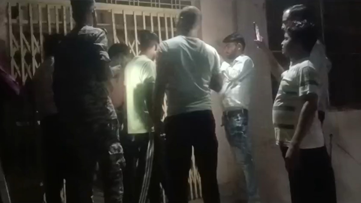 सब रजिस्ट्रार ऑफिस में देर रात छापाः बंद ऑफिस में अंदर युवक कर रहा था काम, कलेक्टर के निर्देश पर तहसीलदार ने की कार्रवाई