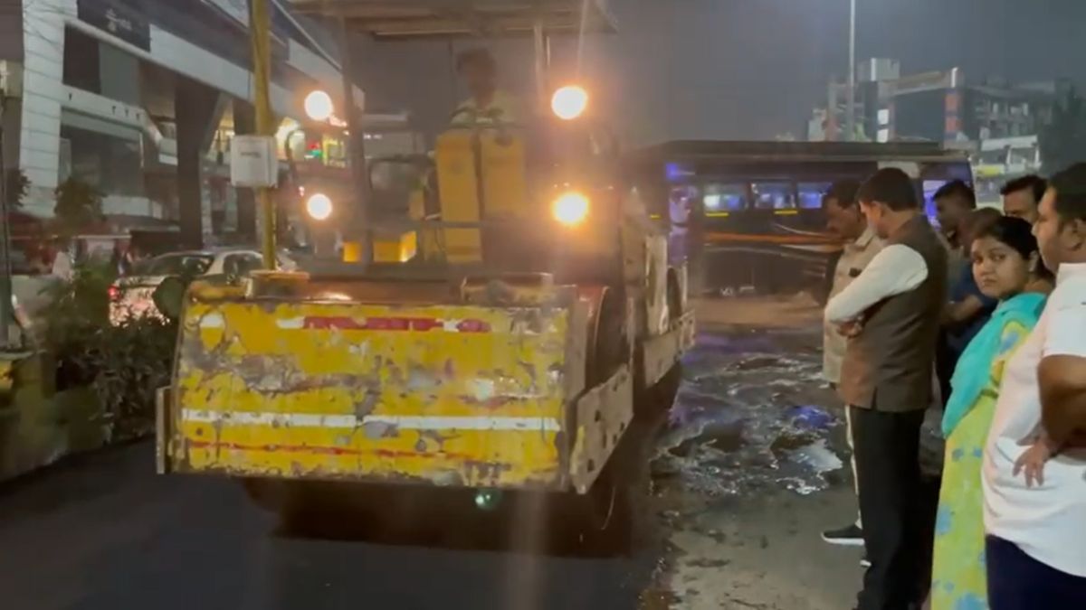 बारिश के बाद सड़कों का पैचवर्क शुरूः देर रात महापौर और एमआईसी मेंबर ने डामरीकरण का लिया जायजा