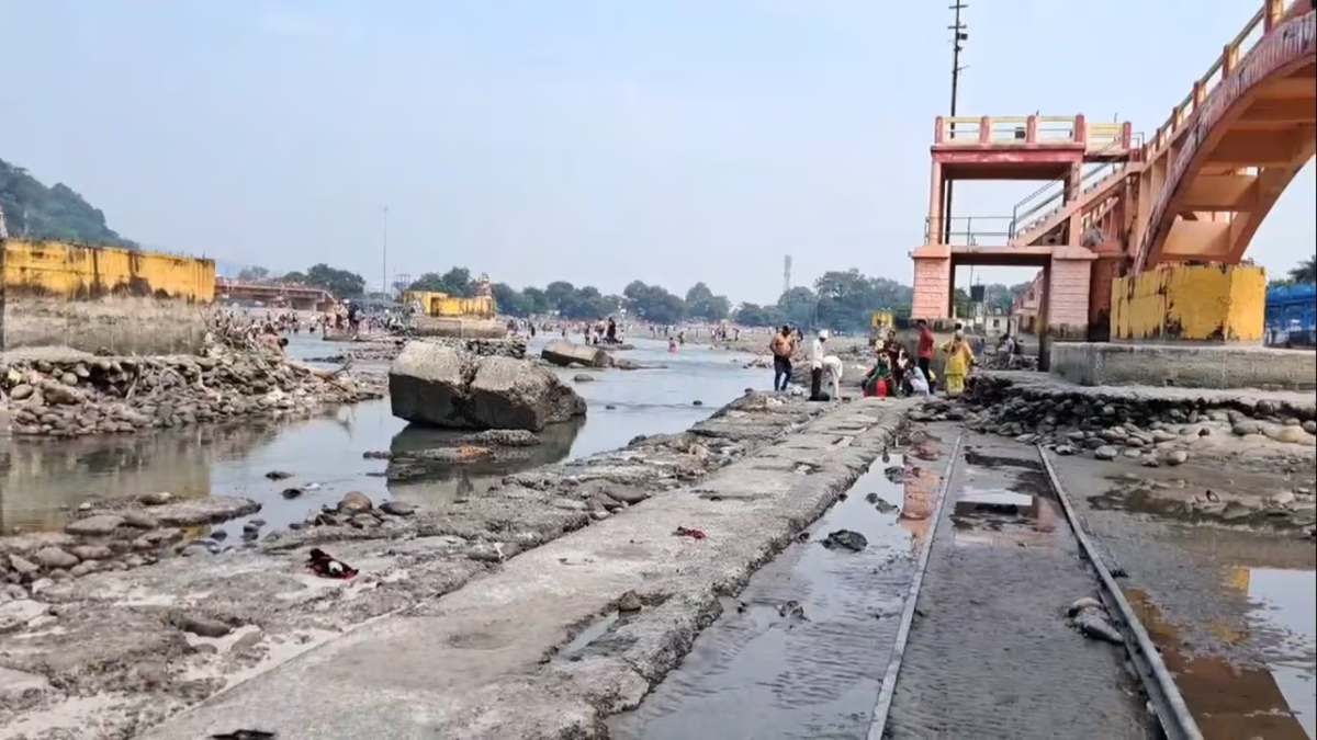 नजारा देख पकड़ लेंगे माथा: गंगा नदी के नीचे दिखा रेलवे ट्रैक, आखिर कब चलती थी ट्रेन?