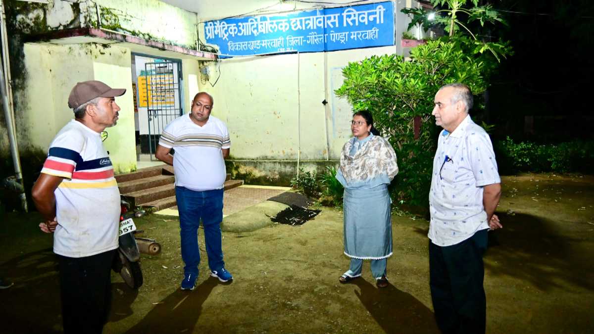 CG NEWS: कलेक्टर ने छात्रावासों का किया औचक निरीक्षण, 6 अधीक्षकों को कारण बताओ नोटिस जारी