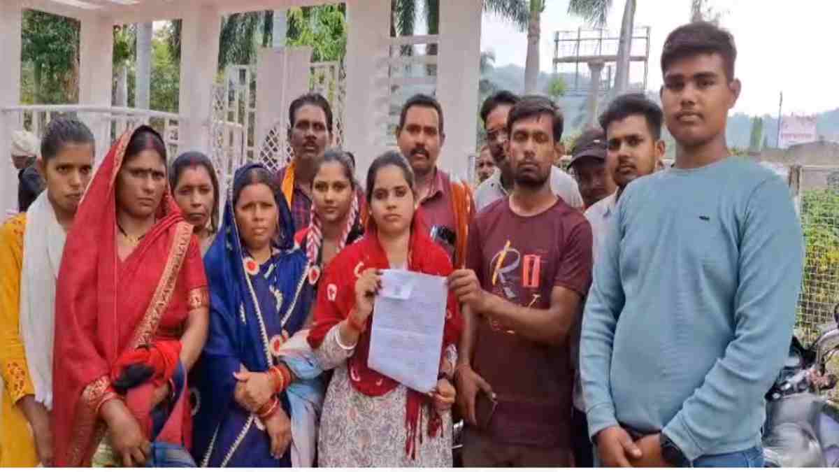 गांव में हुक्का पानी बंद होने से सिन्हा परिवार परेशान, कलेक्टर से लगाई न्याय की गुहार