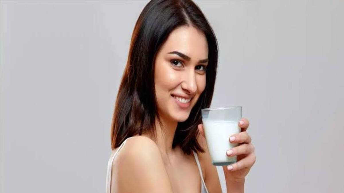 Health Tips: दूध में मिलाकर पिएं ये 5 चीजों, को मिलेगा दोगुना फायदा जानिए…