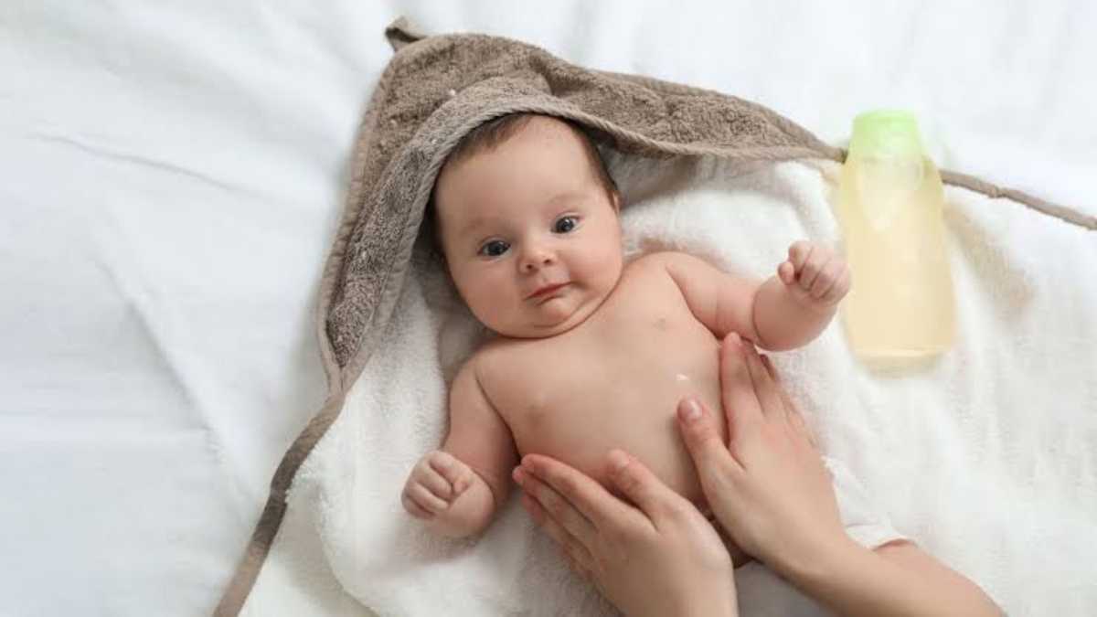 Child Care Tips: बेबी के लिए मसाज ऑयल चुनते समय रखें इन सभी बातों का ख्याल…