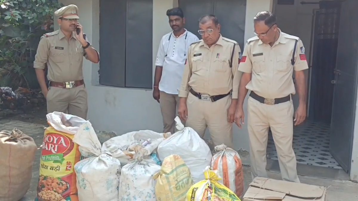 पटाखा फैक्ट्री पर छापा: भारी मात्रा में पटाखे जब्त कर संचालक को दबोचा, बिना लाइसेंस के चल रहा था काला कारोबार
