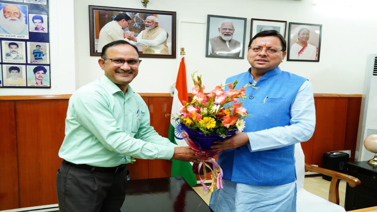 39 साल की सेवा बाद रिटायर हुए अपर सचिव, CM धामी ने बताया कर्तव्यनिष्ठ और मिलनसार अधिकारी