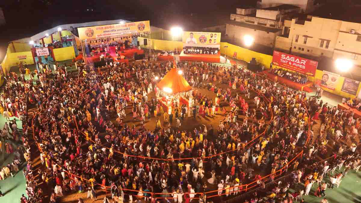 समता रास गरबा उत्सव : रोज हजारों भक्त पहुंच रहे गरबा खेलने, देवी-देवताओं के स्वरूप में दिखे बच्चे