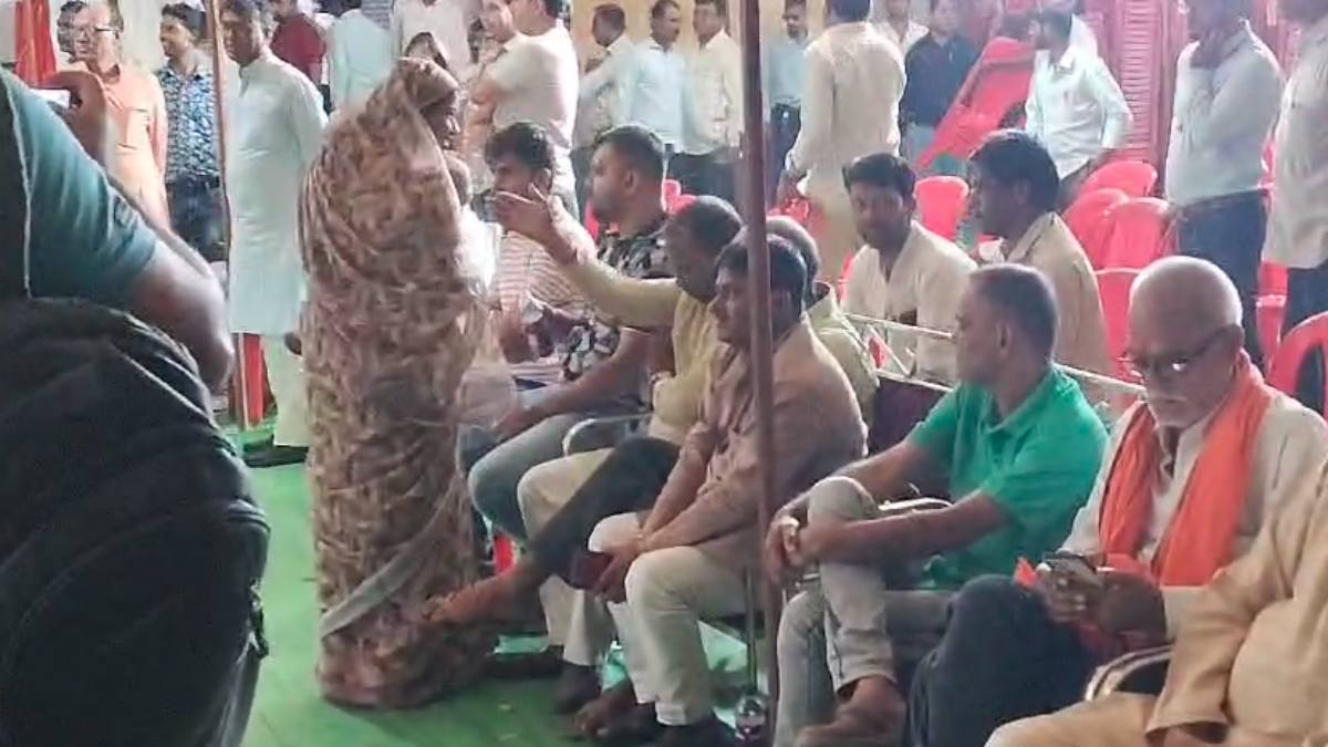 आपस में भिड़ गए नगर परिषद अध्यक्ष और महामंत्री, बैठने की व्यवस्था को लेकर हुई कहासुनी, Video Viral