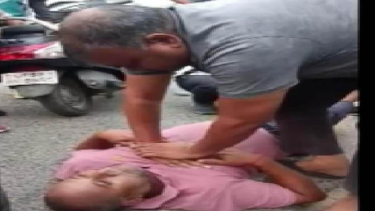 बीच सड़क मौत को मातः स्कूटी सवार युवक को आया हार्ट अटैक, फिर देवदूत बनकर इंस्पेक्टर ने ऐसे बचाई जान, देखें VIDEO