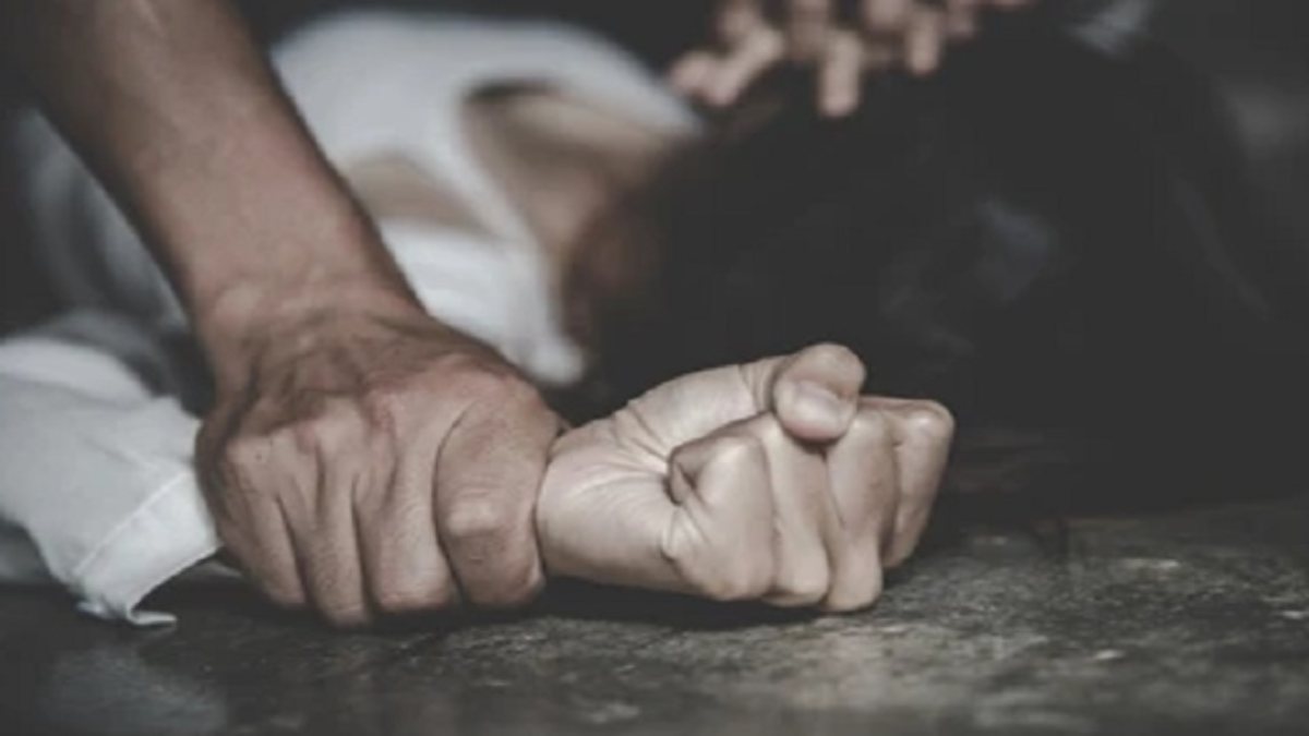 12 सालों तक शारीरिक शोषण और 2 बार गर्भपात… शख्स ने कई दफा महिला की लूटी अस्मत, फिर हुआ कुछ ऐसा कि पीड़िता पहुंची थाने
