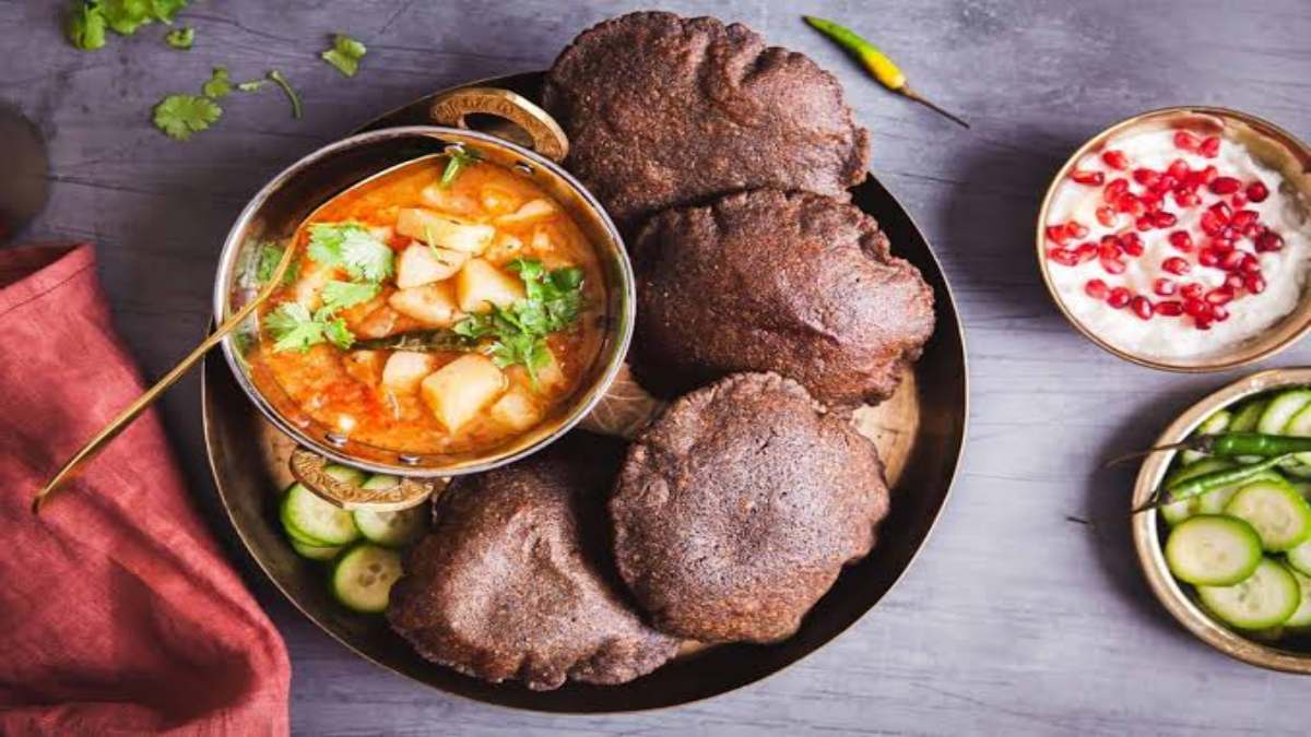 Kuttu Aate ki Poori Recipe: नवरात्रि व्रत में खाएं दही और आलू के साथ कुट्टू के आटे से बनी पूड़ी