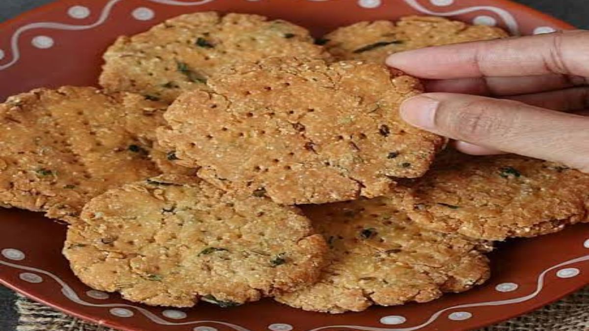 Diwali Recipe: दिवाली में घर आए मेहमानों को मीठे के साथ खिलाएं स्वादिष्ट मसाला मठरी…