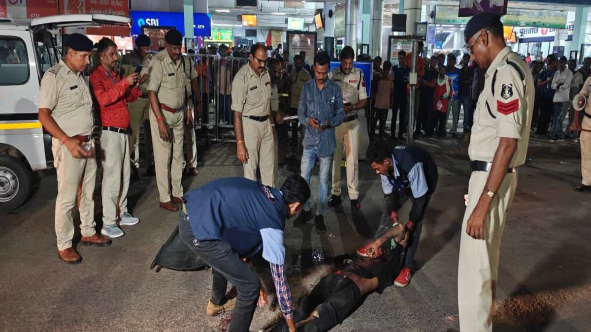 Breaking: रायपुर रेलवे स्टेशन में युवक की चाकू मारकर हत्या, परिसर में मचा हड़कंप